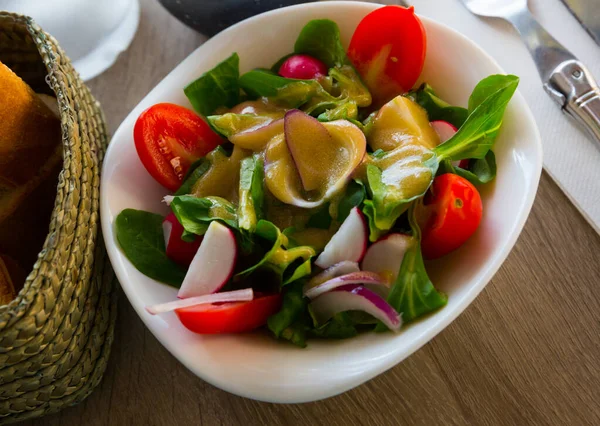 Диетический салат с помидорами, зеленью — стоковое фото