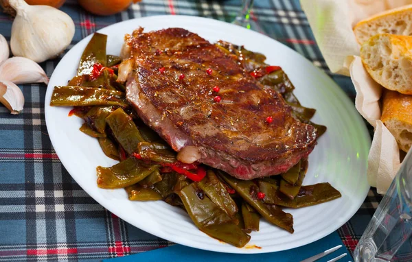 Gegrilltes Rindfleisch mit gedünsteten grünen Bohnen und Pfeffer — Stockfoto