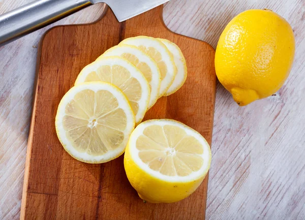 Limões fatiados na mesa de madeira — Fotografia de Stock