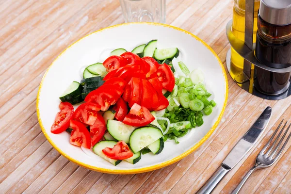 Salade végétarienne aux tomates, concombres et oignons — Photo