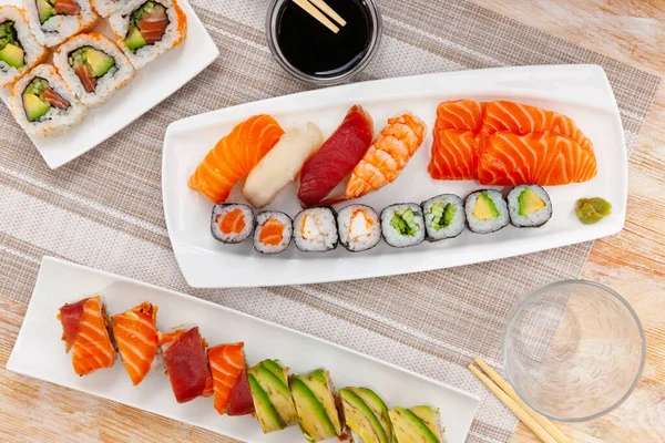 Diversi tipi di sushi e sashimi in tavola — Foto Stock