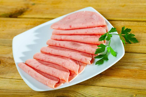 Нарізана подрібнена свиняча ковбаса — стокове фото