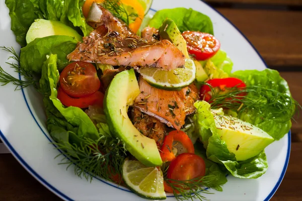 Salade met gegrilde forel, avocado, tomaten, sla, citroen — Stockfoto