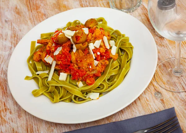Аппетитная лапша со шпинатом с оливками и сыром — стоковое фото