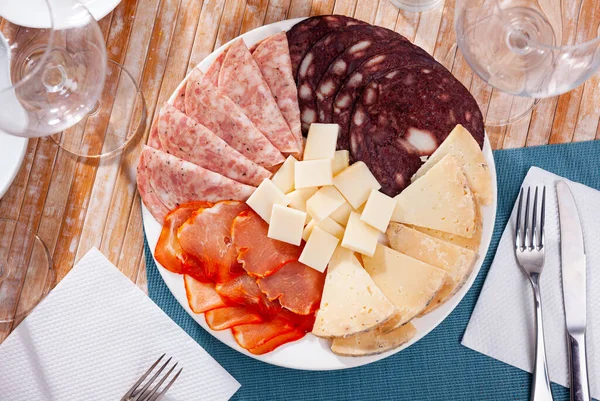 Peynir dilimleri, kurutulmuş fileto, salam ve morcilla — Stok fotoğraf