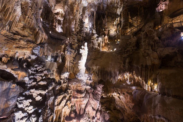 Imagen de la cueva Grotte des Demoiselles iluminada en su interior — Foto de Stock