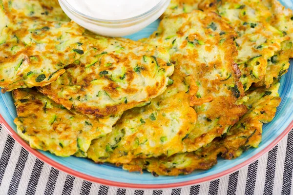 Buñuelos de calabacín con crema de anacardo — Foto de Stock