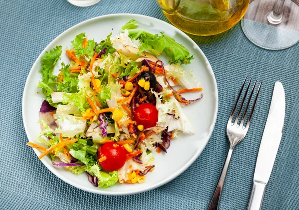 Sommersalat verschiedener Art - Salat, Tomaten, Mais, Zwiebeln — Stockfoto