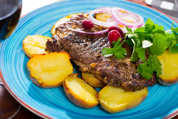 Délicieux steak de bœuf rôti aux pommes de terre cuites au four — Photo