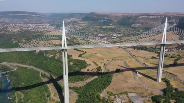 Millau viaduct wereldberoemde gedurfde brug in centraal Frankrijk — Stockvideo