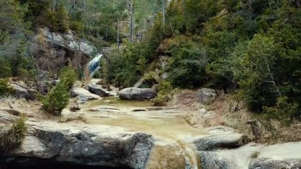 Puro arroyo de montaña con agua verde lugar atractivo en España — Vídeo de stock