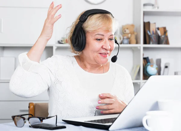 Mature woman communicates via the Internet — Stock Photo, Image