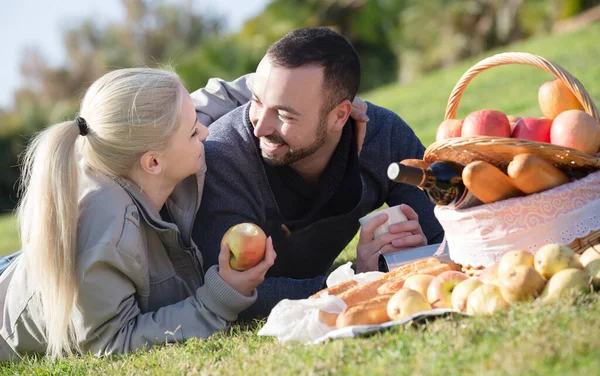 Paar loungen bij de picknick buiten — Stockfoto