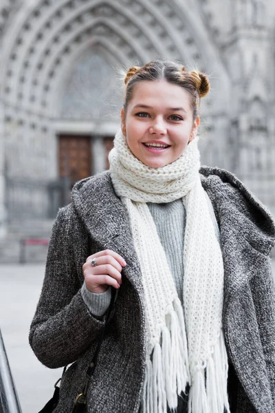 Веселая молодая девушка в шарфе на улице — стоковое фото