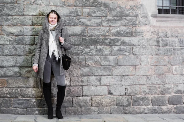 Adolescente ragazza nel cappuccio vicino al muro — Foto Stock