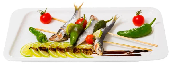Grilované sardinky s čerstvou zeleninou — Stock fotografie