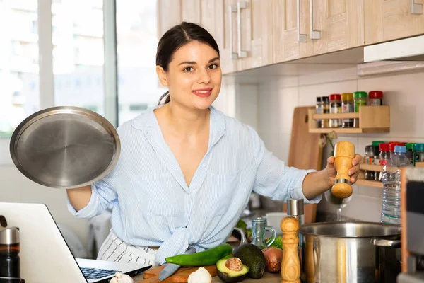 Jovem mulher cozinhar receita da Internet — Fotografia de Stock