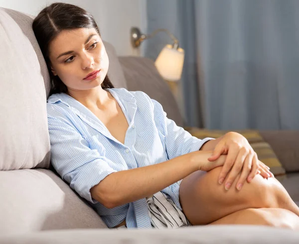 Frau ist nachdenklich und gelangweilt allein zu Hause — Stockfoto