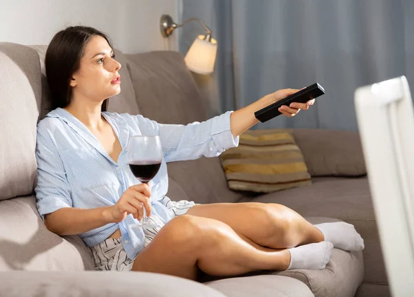 Frau entspannt zu Hause vor dem Fernseher — Stockfoto