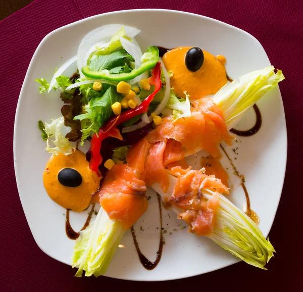 Vista dall'alto delle endivias con salmone — Foto Stock