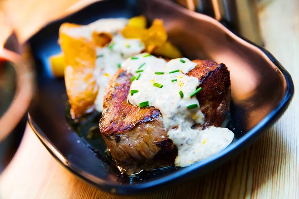 Surlonge de veau aux pommes de terre cuites au four et sauce aux champignons — Photo