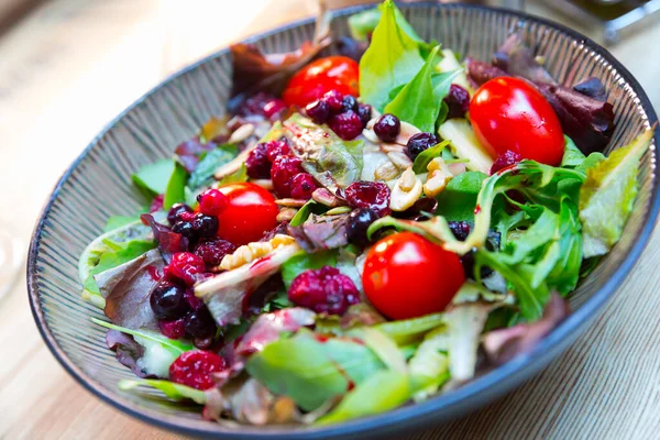 Salada de legumes e bagas saudáveis — Fotografia de Stock