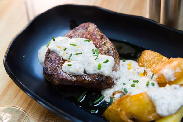 Kalfsfilet met gebakken aardappel- en champignonsaus — Stockfoto