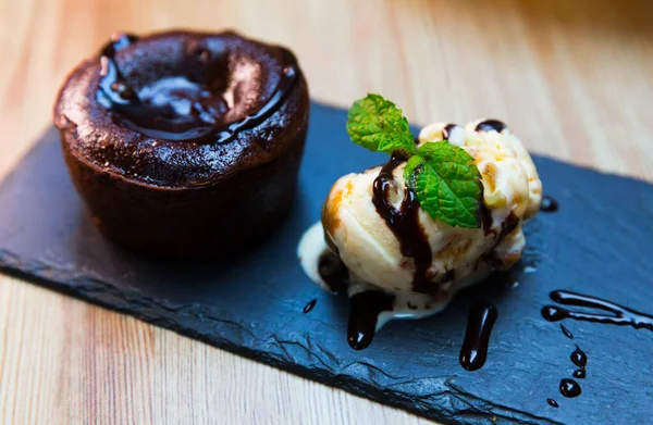 Gustosa torta al cioccolato servita con gelato alla vaniglia e menta al piatto — Foto Stock