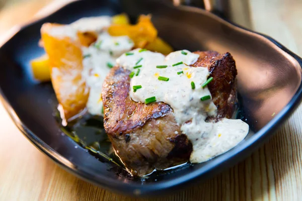 Sirloin steak met aardappelen en champignonsaus — Stockfoto