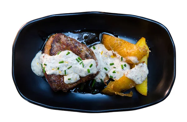 Ovanifrån av kalvkött sirloin med potatis och svampsås — Stockfoto