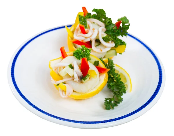 Insalata con calamari e verdure — Foto Stock