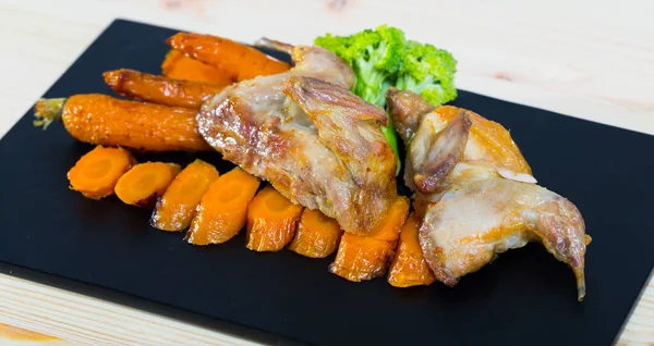 Codorniz teriyaki con zanahorias caramelizadas y brócoli —  Fotos de Stock