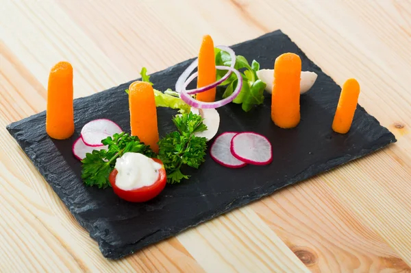 Primo piano di gustoso piatto di verdure fresche e carota dominante servito — Foto Stock