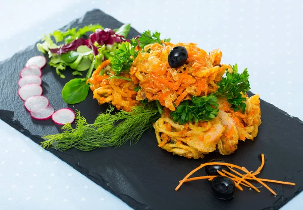 야채와 함께 식탁에 차려 놓은 맛있는 튀긴 채 식자용 당근 커텐 — 스톡 사진