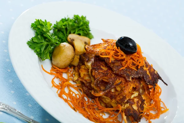 Piatto vegetariano, frittelle di carote con funghi serviti a piatto nero — Foto Stock