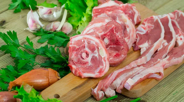 Fatias frescas de carne de carneiro e legumes sortimento na mesa de madeira natural — Fotografia de Stock