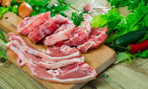 Fette fresche di carne di montone e verdure assortimento su scrivania in legno naturale — Foto Stock