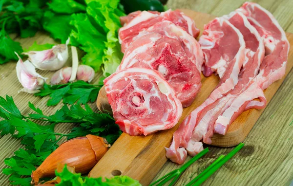 Carne de cordeiro crua com legumes — Fotografia de Stock