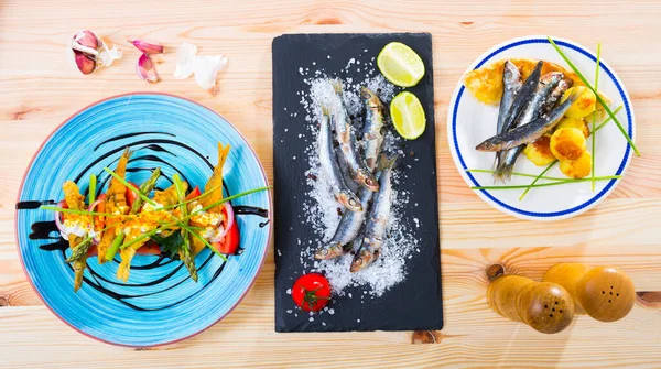 Комплект блюд с мелкой морской рыбой — стоковое фото