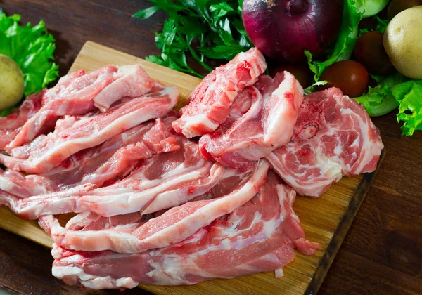 Assortimento di agnello crudo e verdure su scrivania in legno naturale — Foto Stock