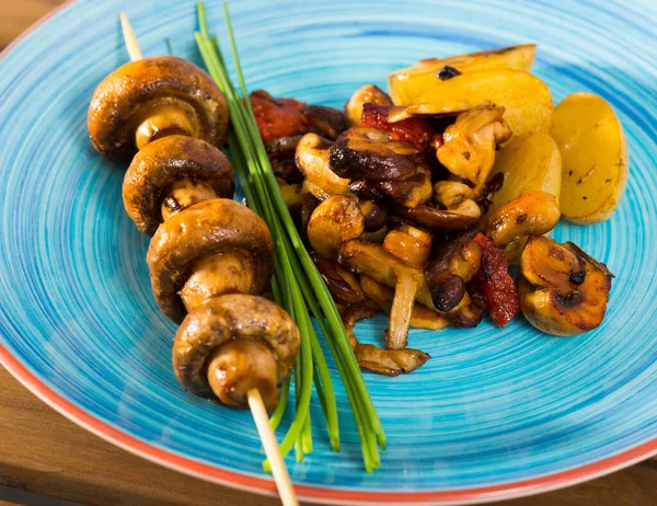 식탁에서 감자와 함께 튀기고 있는 맛있는 버섯들 — 스톡 사진