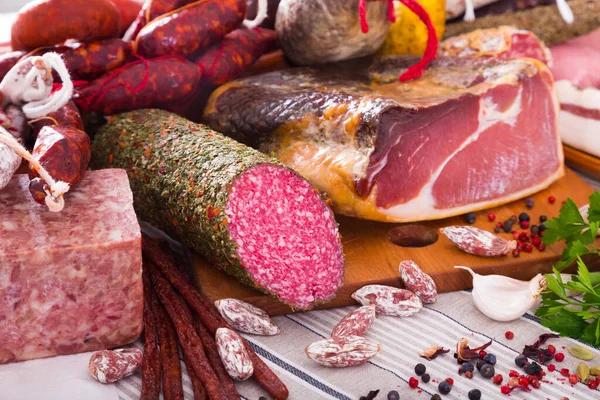 Różnorodność mięsa na stole — Zdjęcie stockowe