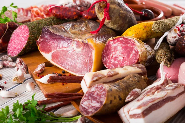 Разнообразие мяса на столе — стоковое фото