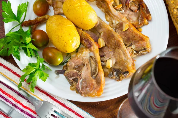 Costillas de cordero asadas con patata — Foto de Stock