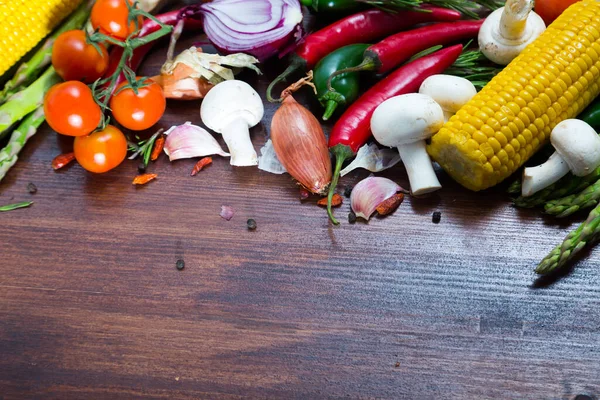 Frisches Gemüsesortiment mit Pilzen auf natürlichem Holztisch — Stockfoto