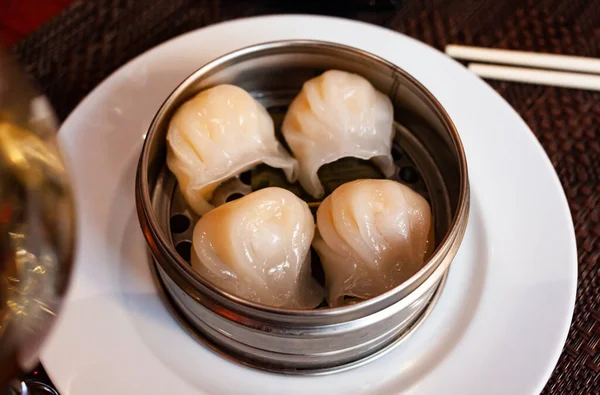 Steamer of Japanese gyoza dumplings — Stock Photo, Image