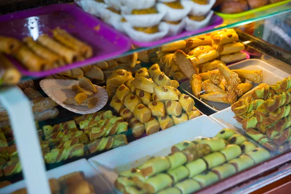Variedad de dulces orientales en mostrador —  Fotos de Stock