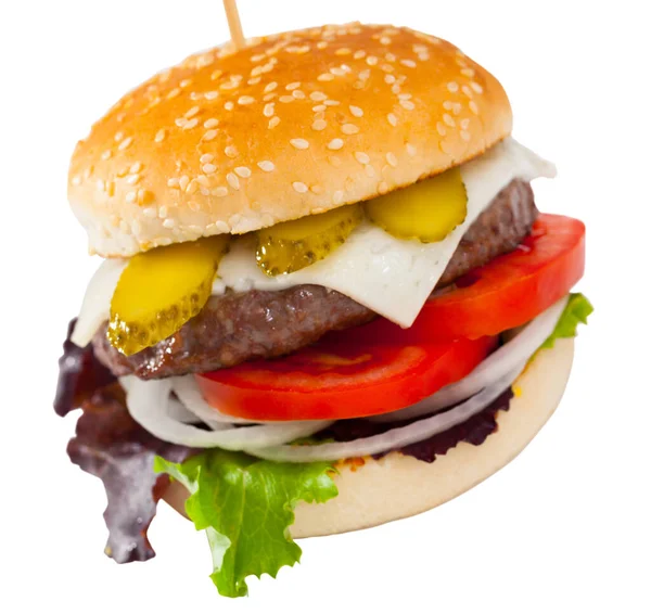 Obrázek burgeru s hovězím masem, rajčaty, sýrem, okurkou a salátem — Stock fotografie