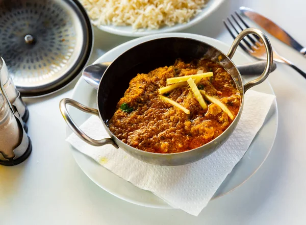 Lamb Karahi in large vessel. Indian cuisine — Stock Photo, Image