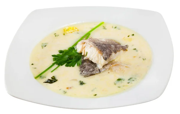 Sopa cremosa com pescada de peixe branco servida com verduras no prato — Fotografia de Stock